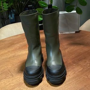 GANNI Tubular rubber-trimmed leather ankle boots
Army green EU 40.